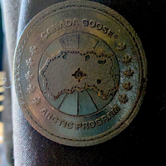 Men’s Canada Goose Winter Jacket - Picture 3 of 3